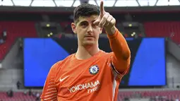 Selebrasi kiper Chelsea, Thibaut Courtois usai mengalahkan Tottenham Hotspur pada laga Liga Inggris 2017/2018 di Wembley Stadium, London (20/8/2017). Thibaut Courtois dijual Chelsea ke Real Madrid pada awal musim 2018/2019 senilai 35 juta euro atau kini setara Rp575 miliar setelah membela Chelsea sejak awal musim 2011/2012 usai didatangkan dari KRC Genk. (AFP/Ben Stansall)