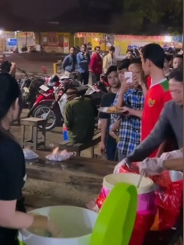 6 Momen Via Vallen Turun Langsung ke Jalan Beri Sahur Gratis Untuk Masyarakat Sidoarjo