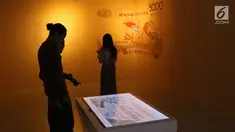 Pengunjung melihat koleksi seni yang dipamerkan pada pameran seni rupa koleksi nasional #2 yang bertema Lini Transisi di Galeri Nasional, Jakarta, Selasa (13/8/2019). Pameran berlangsung hingga 31 Agustus mendatang. (Liputan6.com/Helmi Fithriansyah)