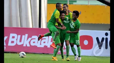 Para pemain Persebaya Surabaya langsung memeluk Octavio Dutra usai menceploskan bola ke Gawang Persela Lamongan dalam laga SCM Cup 2015, Stadion Jakabaring, Palembang, Selasa (27/1/2015). (Liputan6.com/Johan Tallo)