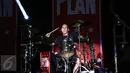 Aksi drummer Simple Plan, Chuck Comeau, dalam konser di Ecovention Eco Park, Ancol, Jakarta, Minggu (4/9). Simple Plan menyanyikan sedikitnya 15 lagu dalam konser bertajuk Taking One for The Team Tour tersebut. (Liputan6.com/Faizal Fanani)