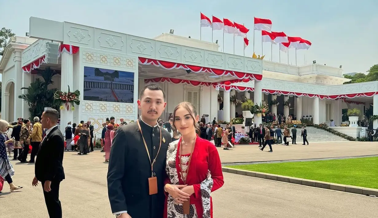 Elina Joerg tampil elegan dengan kebaya kutubaru merah dan kain batik sebagai bawahan dan selendang. Sementara sang kekasih mengenakan beskap dan bawahan serba hitam. [@elinaaaaajoerg].