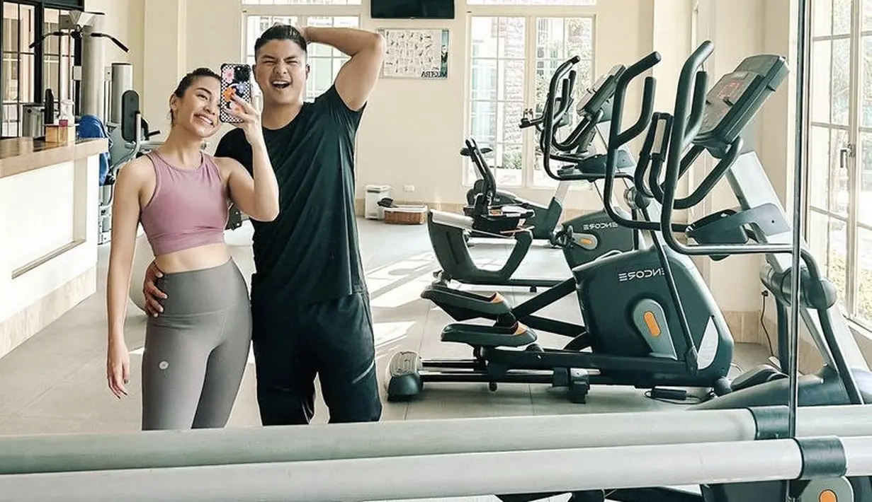 Bersama sang suami, Chelsea yang berada di gym memerlihatkan tubuh goals mengenakan tank top dan celana ketat olahraga abu-abu. credit: Instagram/(@chelseaoliviaa)