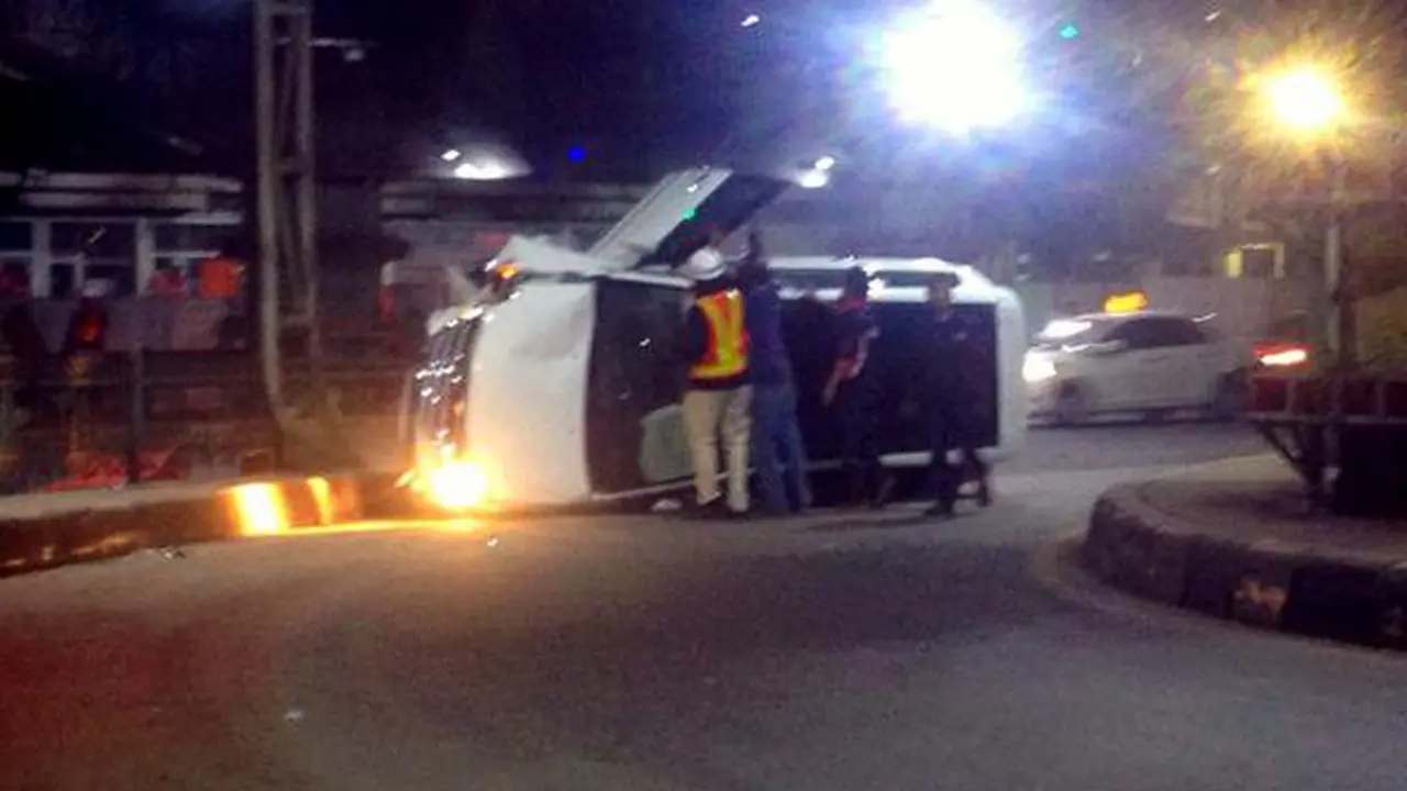 Mobil Innova Terguling di Kolong Jembatan Sudirman 