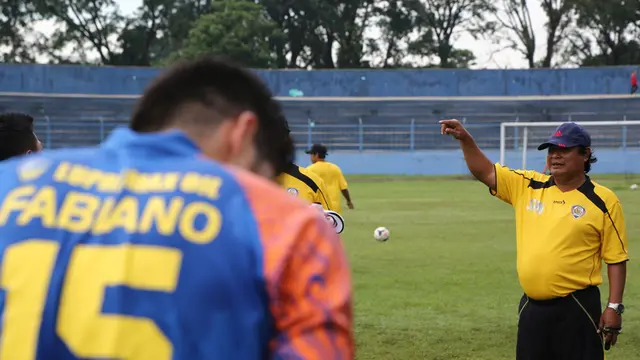 Pelatih Arema Cronus Suharno