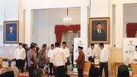Presiden Joko Widodo atau Jokowi beserta Wakil Presiden Ma'ruf Amin membayarkan zakat melalui Badan Amil Zakat Nasional (BAZNAS) di Istana Negara Jakarta, Selasa (28/3/2023). (Liputan6.com/Lizsa Egeham)