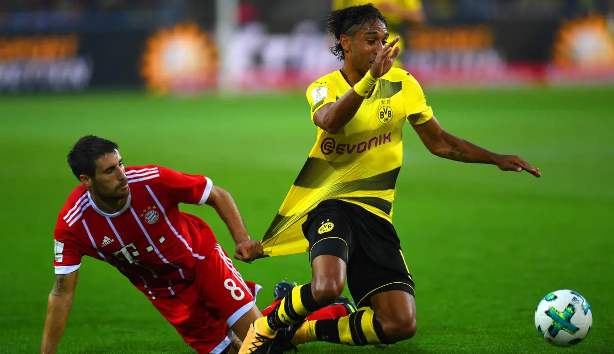 Gelandang Bayern Munchen, Javi Martinez, menarik striker Dortmund, Pierre-Emerick Aubameyang, pada laga Piala Super Jerman di Stadion Signal Iduna Park, Dortmund, Sabtu (5/8/2017). Munchen menang adu penalti 5-4 atas Dortmund. (AFP/Patrik Stollarz)