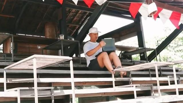 Potret ruangan outdoor di Titik Temu Coffee Bali (Youtube/Yojas TV)