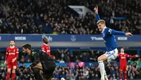 Pemain Everton, Jarrad Branthwaite (kanan). (PAUL ELLIS / AFP)