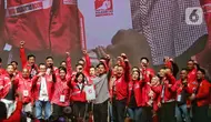 Kaesang Pangarep (tengah) usai menerima surat keputusan pengangkatan sebagai Ketua Umum Partai Solidaritas Indonesia (PSI) dari Wakil Ketua Dewan Pembina PSI Grace Natalie pada Kopdarnas Deklarasi Sikap Politik PSI di Jakarta, Senin (25/9/2023). (Liputan6.com/Angga Yuniar)