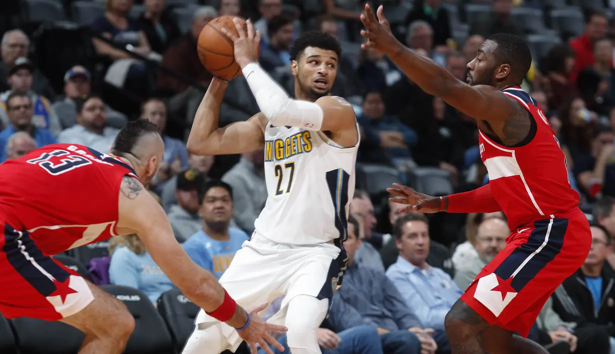 Pebasket Denver Nuggets, Jamal Murray, berusaha melewati pebasket Washington Wizards, Marcin Gortat, pada laga NBA di Pepsi Center, Denver, Selasa (23/10/2017). Denver Nuggets kalah 104-109 dari Washington Wizards. (AP/David Zalubowski)