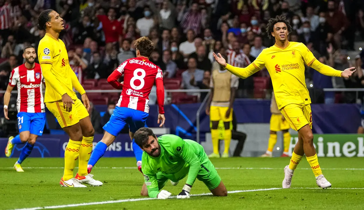 Pemain Atletico Madrid Antoine Griezmann mencetak gol ke gawang Atletico Madrid pada pertandingan sepak bola Grup B Liga Champions di Stadion Wanda Metropolitano, Madrid, Spanyol, Selasa (19/10/2021). Liverpool menang 3-2. (AP Photo/Manu Fernandez)