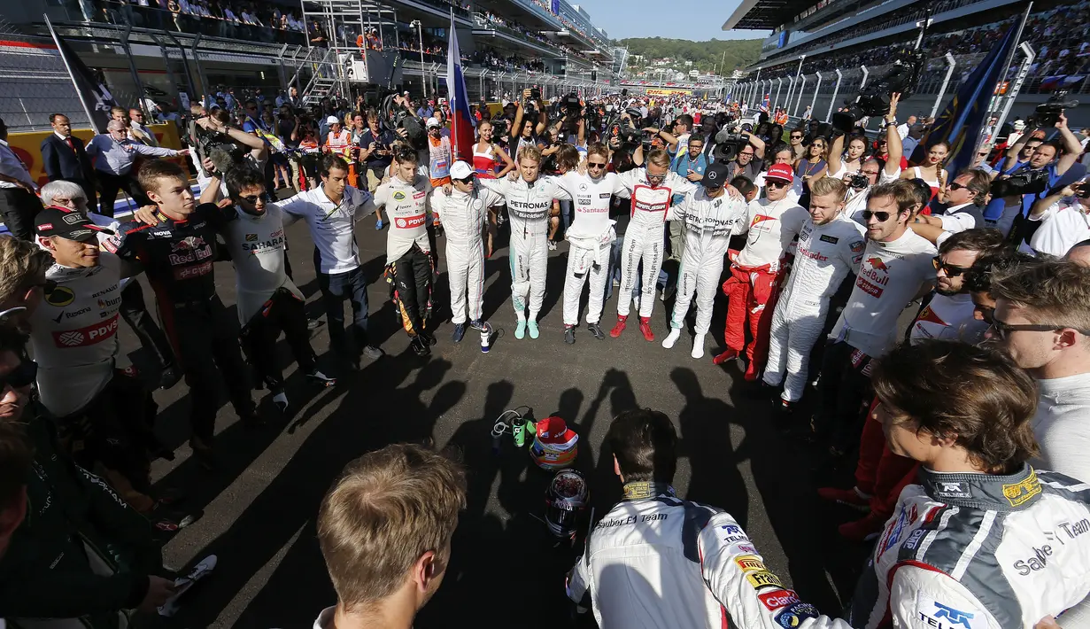 Pebalap F1 berdoa bersama untuk Jules Bianchi sebelum memulai balapan F1 GP Rusia di Sirkuit Sochi Autodrom, Rusia. (12/10/2014). (Valdrin Xhemaj/Pool Photo via AP, File)
