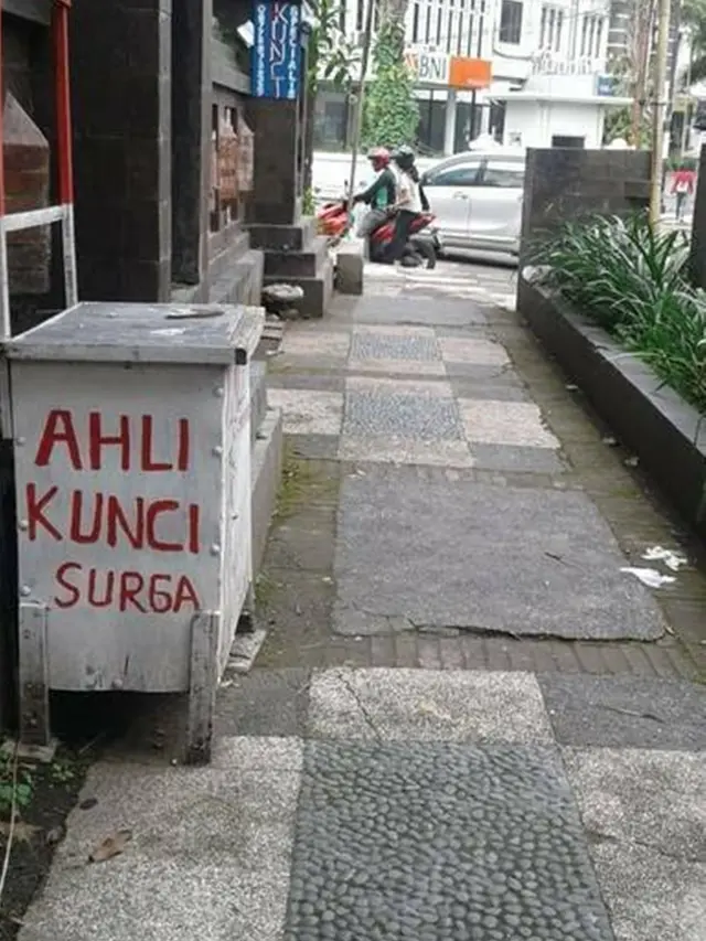 6 Tulisan Nyeleneh di Gerobak Tukang Kunci Ini Bikin Geleng Kepala