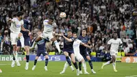 Mental juara Real Madrid benar-benar terbukti di laga ini. Jelang laga nampaknya akan berakhir, Rodrygo berhasil memborong dua gol. Skor berubah menjadi 2-1 untuk keunggulan Los Blancos. (AP/Bernat Armangue)