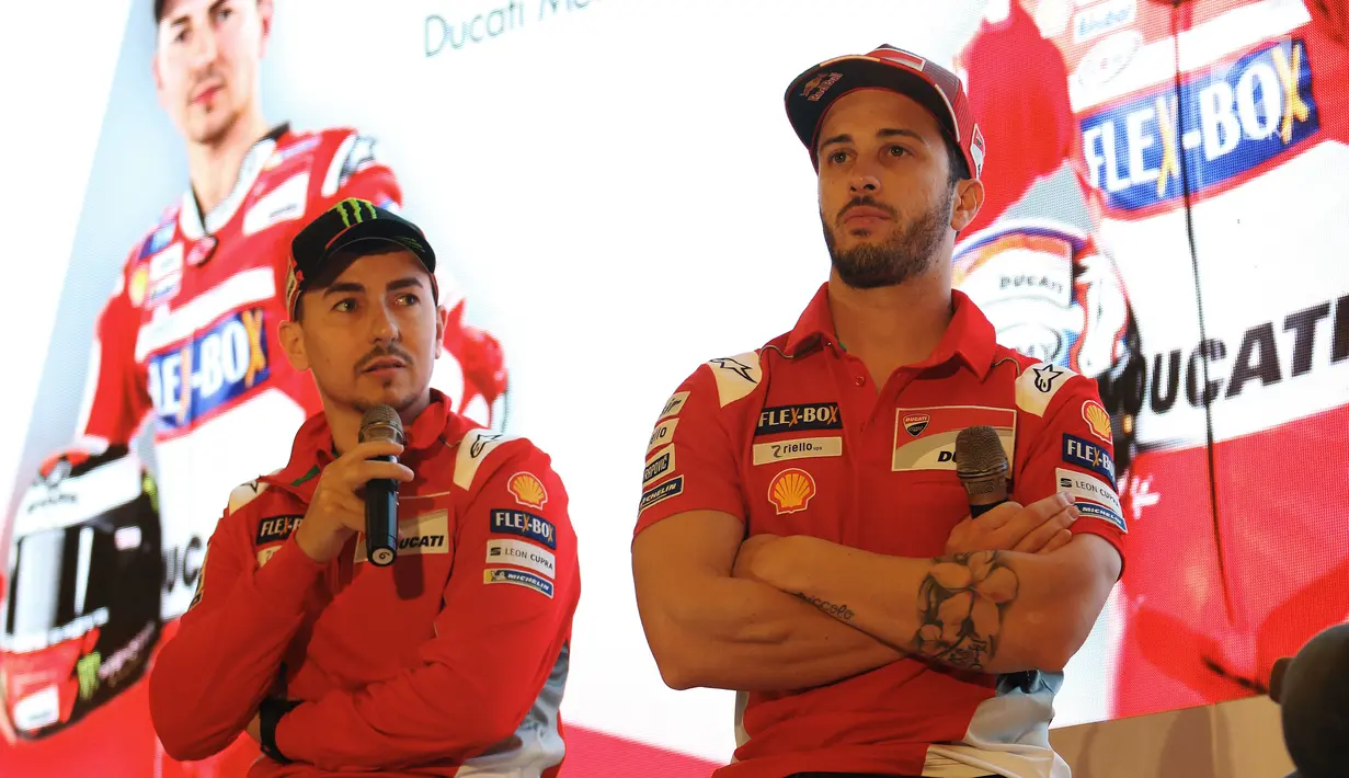 Pembalap MotoGP Andrea Dovizioso (kanan) dan Jorge Lorenzo (kiri) memberi keterangan saat mengkampanyekan Libas Tantanganmu di Jakarta, Kamis (1/2). (Liputan6.com/Angga Yuniar)