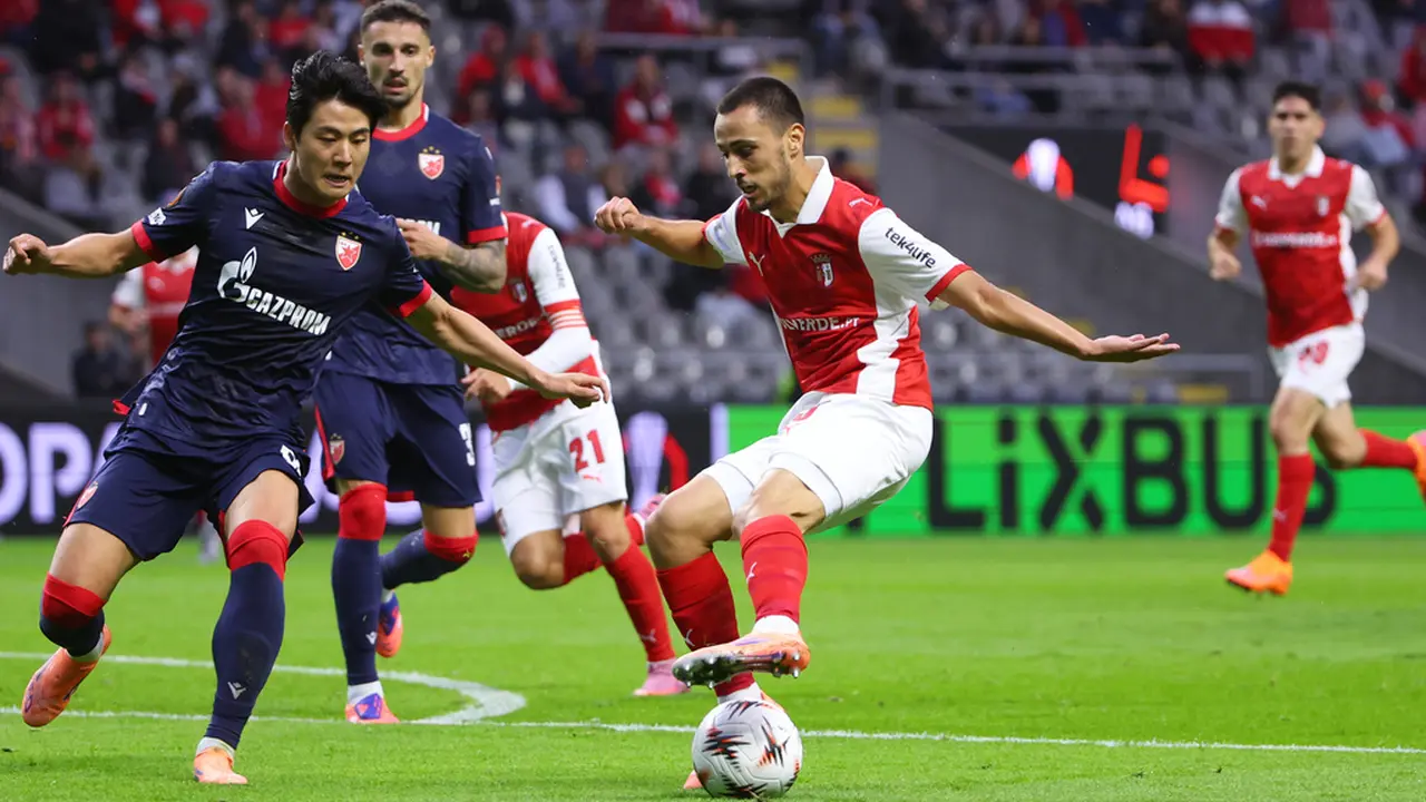 Pemain Braga, Leonardo Lelo, menguasai bola di dekat pemain Red Star Belgrade, Seol Young-woo