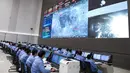 Para staf teknis bekerja di Pusat Kendali Antariksa Beijing (Beijing Aerospace Control Center/BACC) di Beijing, ibu kota China, pada 3 Desember 2020. Ini merupakan wahana antariksa pertama milik China yang lepas landas dari objek luar angkasa. (Xinhua/Jin Liwang)