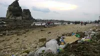Pantai Sawarna yang cantik kini dipenuhi sampah plastik dan wisatawan yang kurang memperhatikan kebersihan. (Liputan6.com/Achmad Sudarno)