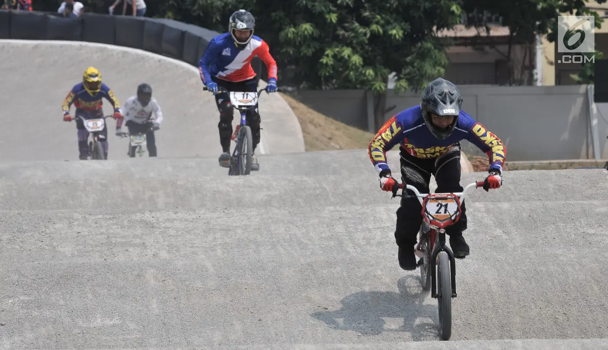 Pembalap bersaing dalam kejuaraan sepeda BMX Bearco Fest 2019 di Jakarta International BMX Track, Pulomas, Jakarta, Minggu (25/8/2019). Kategori yang dipertandingkan antara lain BMX Men Open, Men Junior, Women Open, Challenge Girls, Master, Challenge Boys, dan OldSchool. (merdeka.com/Iqbal Nugroho)