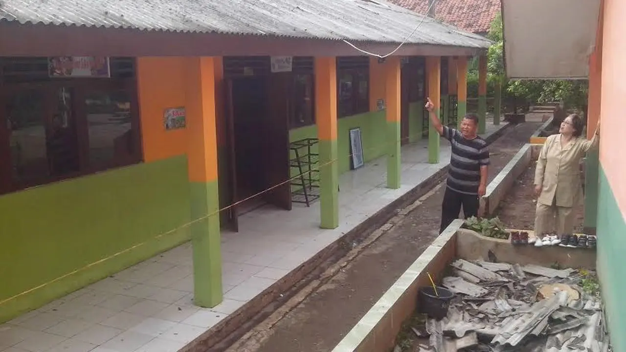 Sekolah di Bogor rusak akibat angin puting beliung