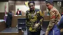 Terdakwa dugaan suap/gratifikasi terkait kerjasama pengangkutan dengan PT HTK yang juga anggota komisi VI DPR RI, Bowo Sidik Pangarso saat jeda sidang lanjutan di Pengadilan Tipikor, Jakarta, Rabu (20/8/2019). Sidang mendengar keterangan saksi-saksi. (Liputan6.com/Helmi Fithriansyah)