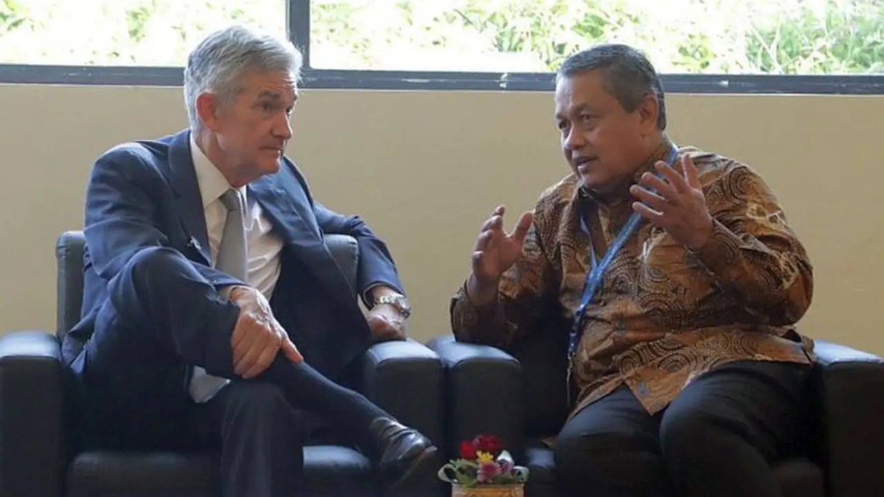 Gubernur BI Perry Warjiyo berdiskusi dengan Ketua Dewan Pengurus Bank Sentral AS (Chairman of the Federal Reserve), Jerome Powell, di sela-sela pertemuan tahunan IMF-Bank Dunia, di Bali (13/10/2018). (Ilyas/Liputan6.com)