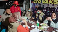 Kepala BIN Daerah Aceh, Andi Roediprijatna W memantau giat vaksinasi Covid-19 malam hari. (Istimewa)