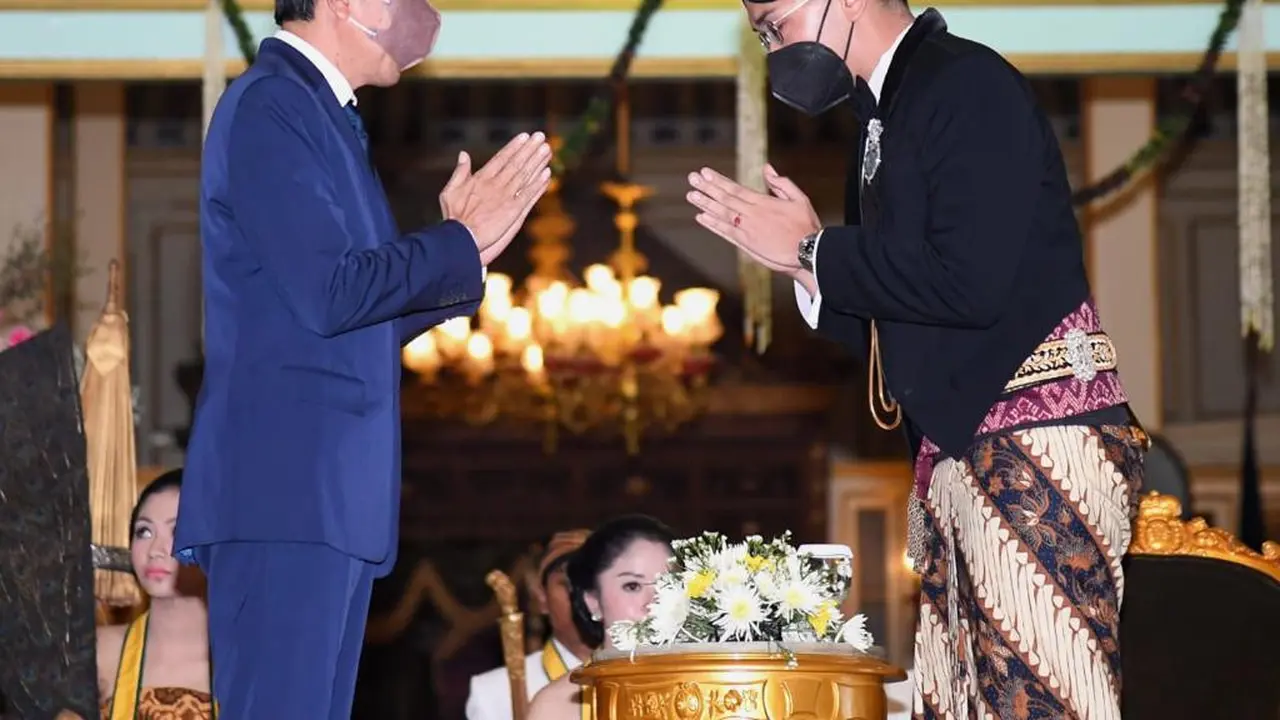 Presiden Jokowi memberikan ucapan selamat kepada Kanjeng Gusti Pangeran Adipati Ario (KGPAA) Mangkunagoro X