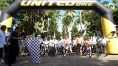 Kadis Pemuda, Olah Raga dan Pariwisata Kabupaten Serang, Hamdani melepas peserta Fun Bike, sekaligus membuka Anyer Urban Festival 2019 di Pantai Anyer, Banten, Sabtu (30/3). Festival digelar untuk membangkitkan kembali kepercayaan wisatawan pasca tsunami Selat Sunda. (Liputan6.com/HO/Elvis)