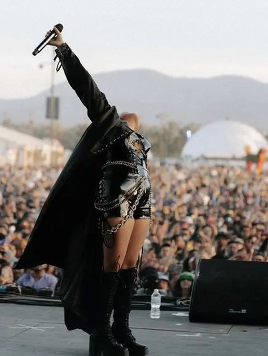 <p>Boots hitam tingginya pun melengkapi penampilannya di Coachella minggu ke-2 ini. Lalu bagaimana menurut sahabat Fimela tampilan ke-2 Niki ini?@nikizefanya</p>