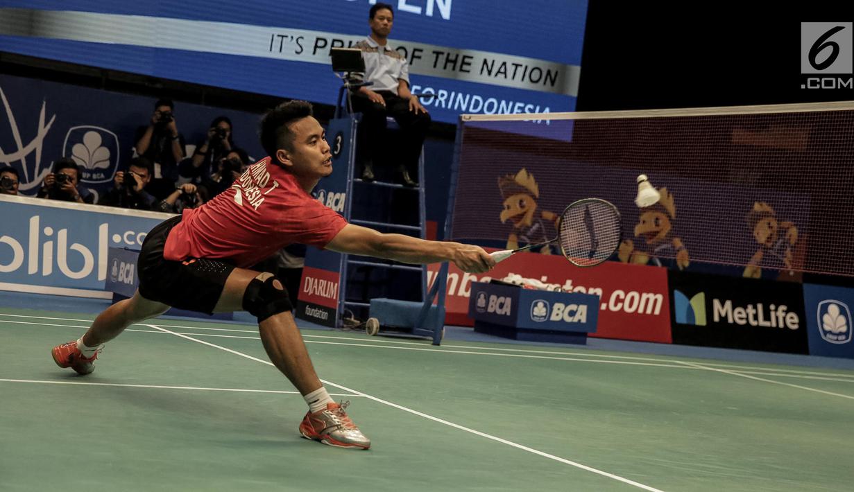 Pemain Ganda Campuran Indonesia Tontowi Ahmad berusaha memukul kok saat pertandingan melawan Dukyoung Kim/Kim Ha Na (Korea) pada laga pertama Indonesia Open 2017 di Jakarta, Selasa (13/6). (Liputan6.com/Faizal Fanani)