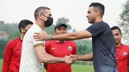 Kedatangan Angelo disambut dengan jabatan hangat oleh penyerang andalan Persija, Marco Simic. Angelo mengungkapkan bahwa alasan dirinya memilih Persija Jakarta yakni karena Macan Kemayoran memiliki kesempatan besar untuk memenangi Liga 1 2021. (Foto: Dok. Persija Jakarta)