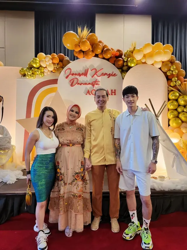 Cut Meyriska dan Roger Danuarta mengadakan akikah untuk anak kedua mereka, Jourell Kenzie Danuarta (Foto: Instagram @leejeonghoon)