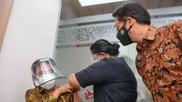Menteri Kesehatan RI Budi Gunadi Sadikin meninjau vaksinasi booster pertama dilakukan terhadap tenaga kesehatan di RS Cipto Mangunkusumo (RSCM), Jakarta, Jumat (16/7/2021). (Dok Kementerian Kesehatan RI/Loka)