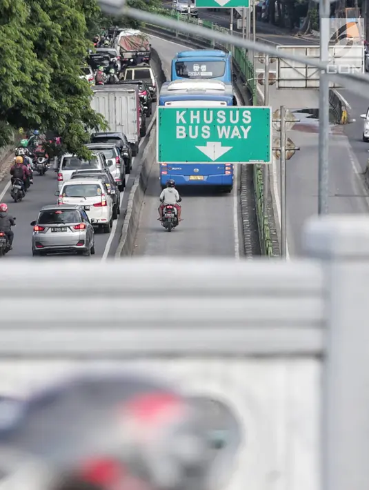 Pengendara sepeda motor melintas di jalur Transjakarta di Jalan Galunggung, Jakarta, Kamis (7/2). Pelanggaran lalu lintas tersebut disebabkan kurangnya disiplin dan kepatuhan hukum dari pengguna jalan. (Liputan6.com/Faizal Fanani)