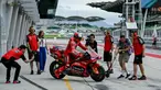 Pembalap Ducati Lenovo, Marc Marquez (tengah) memacu motornya dalam tes pramusim MotoGP 2025 di Sirkuit Sepang, Malaysia, Rabu (05/02/2025). (AFP/ Mohd Rasfan)