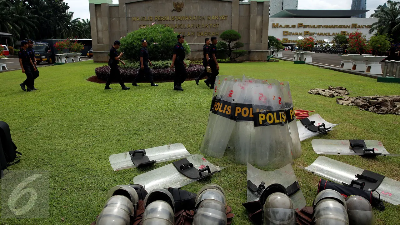 20161125-Antisipasi Demo, Personel Polisi Tetap Berjaga di Gedung DPR-Jakarta
