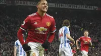 Alexis Sanchez menyumbang satu gol saat Manchester United (MU) mengalahkan Huddersfield Town pada pekan ke-26 Liga Inggris di Old Trafford, Sabtu (3/2/2018). MU menang 2-0. (PAUL ELLIS / AFP)