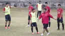 Pelatih Bali United, Indra Sjafri memimpin latihan jelang laga Piala Presiden melawan Mitra Kukar di Lapangan Trisakti, Bali, Rabu (9/2/2015). (Bola.com/Vitalis Yogi Trisna)