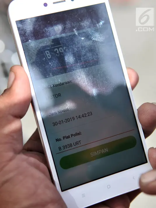 Juru parkir menunjukkan aplikasi untuk mendata kendaraan di Kelapa Gading, Jakarta, Rabu (30/1). Parkir online berbasis aplikasi menggantikan parkir meter yang sebelumnya telah diluncurkan untuk mendukung program Smart City. (Merdeka.com/Iqbal S Nugroho)