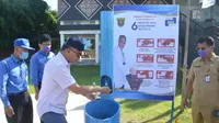 Walikota Samarinda Syahrie Jaang meresmikan tempat cuci tangan di areal publik.