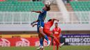 Pemain Persib Bandung, Daisuke Caumanday Sato berebut bola di udara dengan pemain Borneo FC dalam pertandingan lanjutan BRI Liga 1 2022/2023 yang berlangsung di Stadion Pakansari, Bogor, Kamis (26/1/2023). (Bola.com/Ikhwan Yanuar)