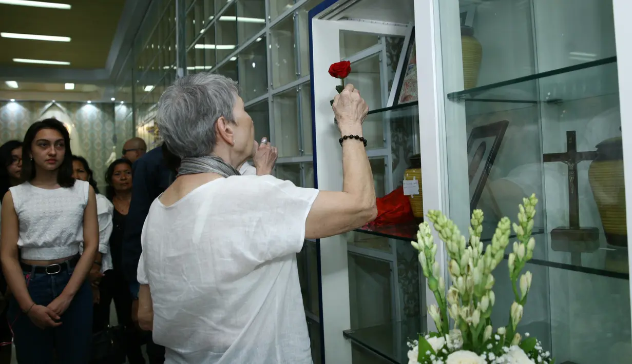 Alfred pun menjelaskan bahwa massa jenis abu dari bagian tubuh khususnya tulang sangat berbeda dengan lainnya. (Nurwahyunan/Bintang.com)