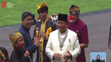 Menteri Pertahanan Prabowo Subianto ikut berjoget saat penyanyi cilik Farel Prayoga menyanyikan lagu 'Ojo Dibandingke' pada HUT ke-77 RI di halaman Istana Merdeka Jakarta, Rabu (17/8/2022) (Youtube Sekretariat Presiden)