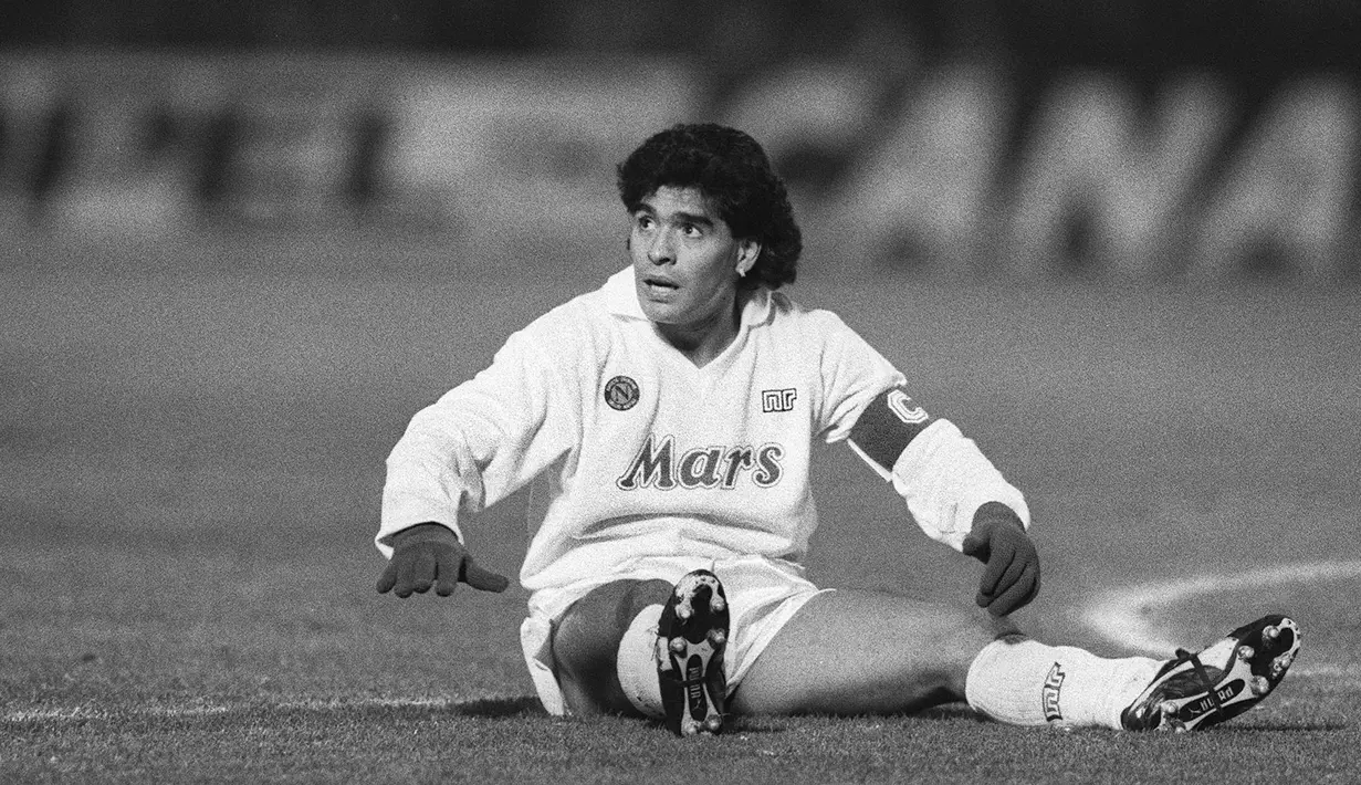 1. Diego Maradona - Legenda Argentina ini adalah pemain yang paling dipuja publik Naples. Pada era nya lah Napoli berhasil meraih dua kali Scudetto yaitu tahun 1986-1987, 1989-1990. (AFP/STR)