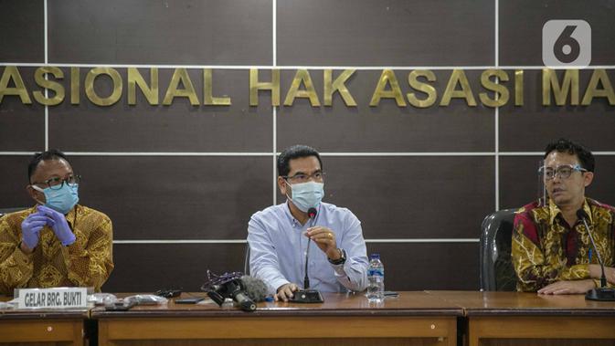 Wakil Ketua Komnas HAM Amiruddin (tengah) memberikan kesimpulan atau rekomendasi terkait insiden tewasnya enam laskar FPI di Gedung Komnas HAM, Jakarta, Senin (28/12/2020). (Liputan6.com/Faizal Fanani)