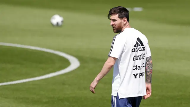 FOTO: Argentina di Ujung Tanduk, Lionel Messi Tetap Rileks