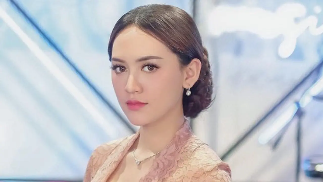 Gaya Ayu Happy Asmara Dibalut Kebaya Pink