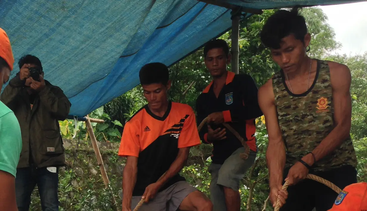 Peti jenazah Ramlan Butarbutar saat diturunkan di TPU Kalimulya III, Depok, Jumat, (30/12). Perampokan yang diotaki Ramlan Butarbutar menyekap 11 orang di dalam kamar mandi berukuran 1,5 x 1,5 meter selama 17 jam. (Liputan6.com/Ady Anugrahadi)